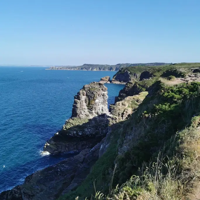 Falaises de grès au bord de la mer du Cap Fréhel Séjour de jeûne en harmonie
