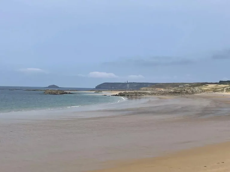 vue de la plage du relais du cap Fréhel pour illustrer la page des séjours de jeûne en harmonie