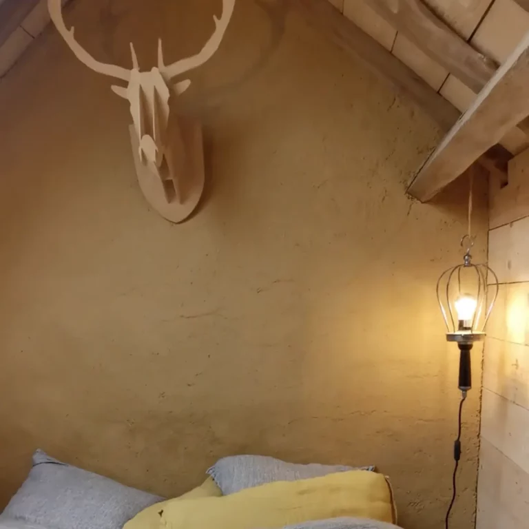 chambre avec murs en terre centre bien-être le temps du coeur