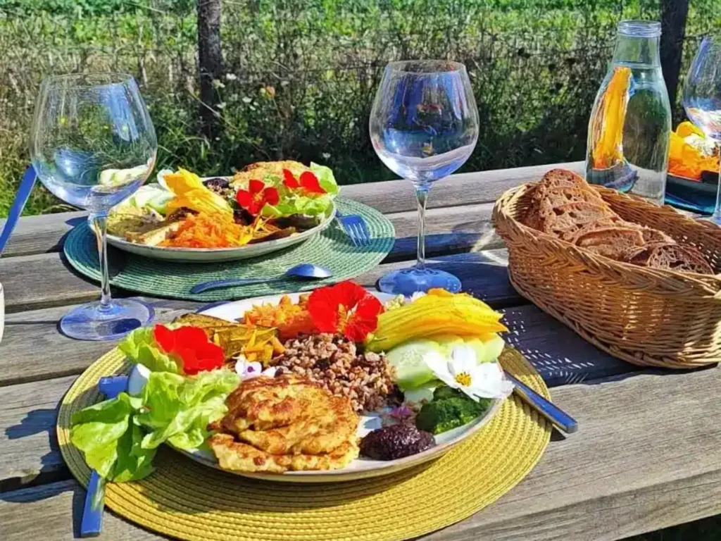 Repas coloré en extérieur sur table en bois - ateliers alimentation pendant le séjour détox Bretagne