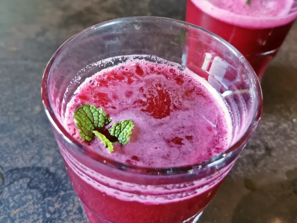 Verre de jus de betterave frais et menthe